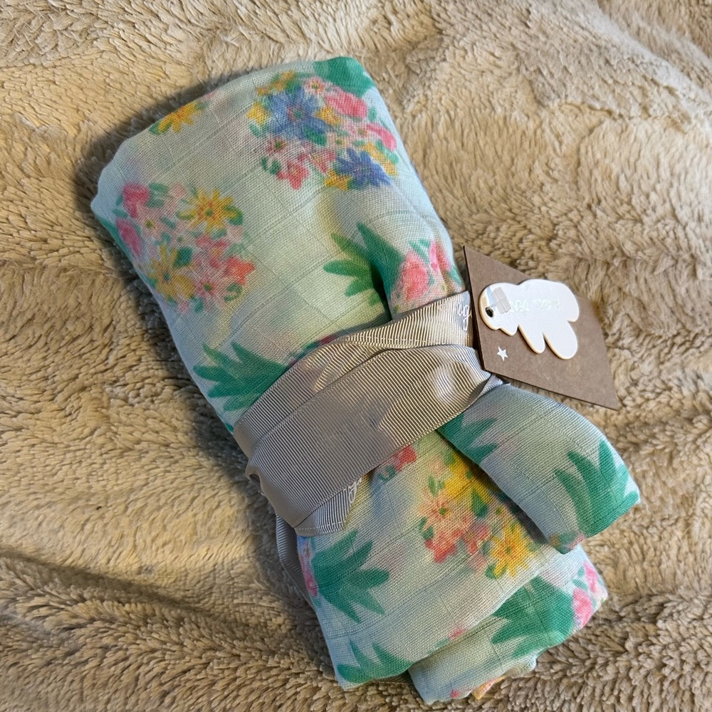 💙5/$25💙Angel Dear Viscose Swaddle 47x47 NWT - Picture 4 of 7